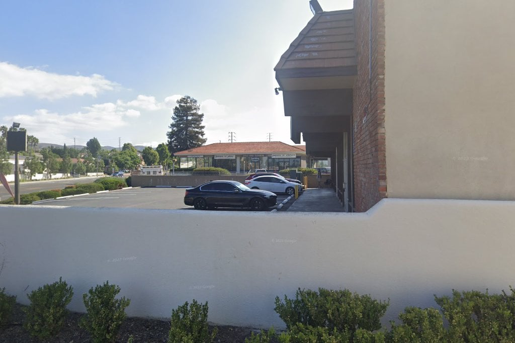 Paws N Claws Veterinary Hospital