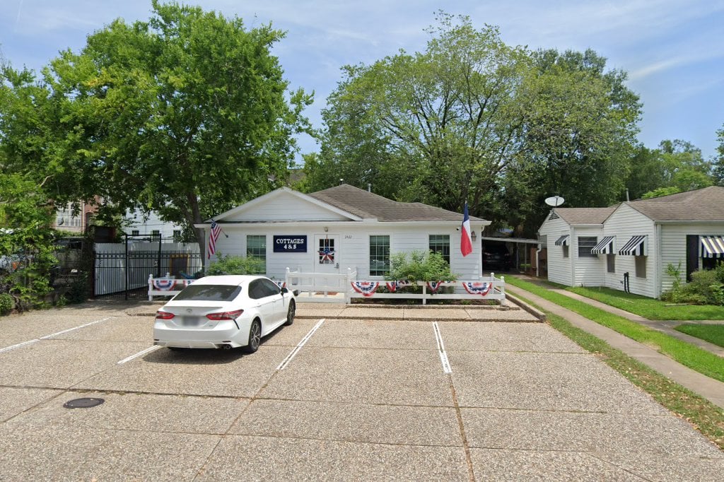 Animal Avian Hospital of the Village